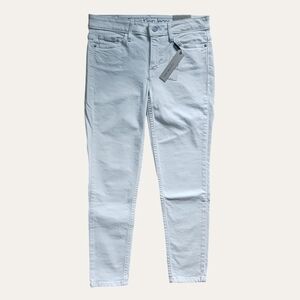 🌷 NWT Calvin Klein White Capri Jeans